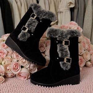 Cozy Black Winter Boots with Gray Fur Trim